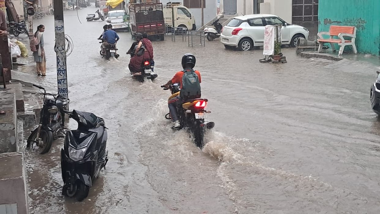 Two and a half hours of rain causes waterlogging in the city, claims of drainage are baseless