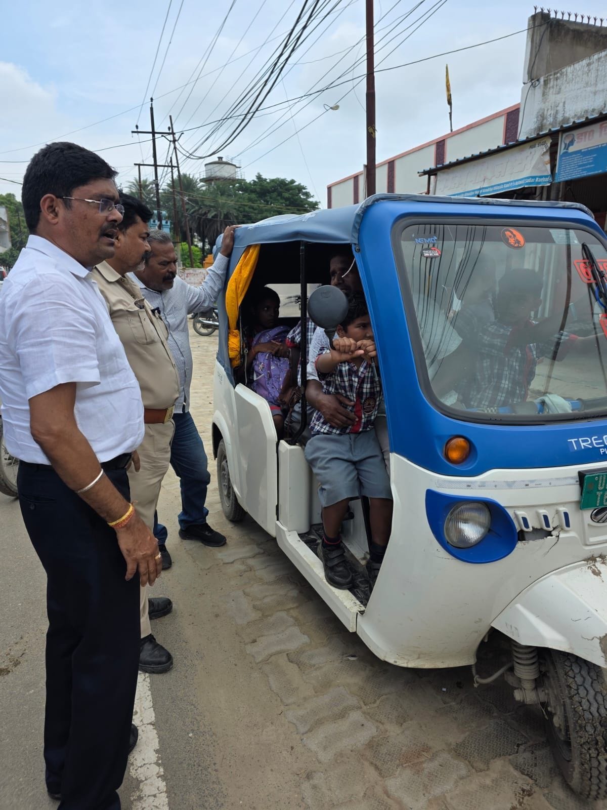Raebareli News: स्कूली बच्चों से भरे 10 ई रिक्शा का चालान, वैन व लग्जरी बस सीज