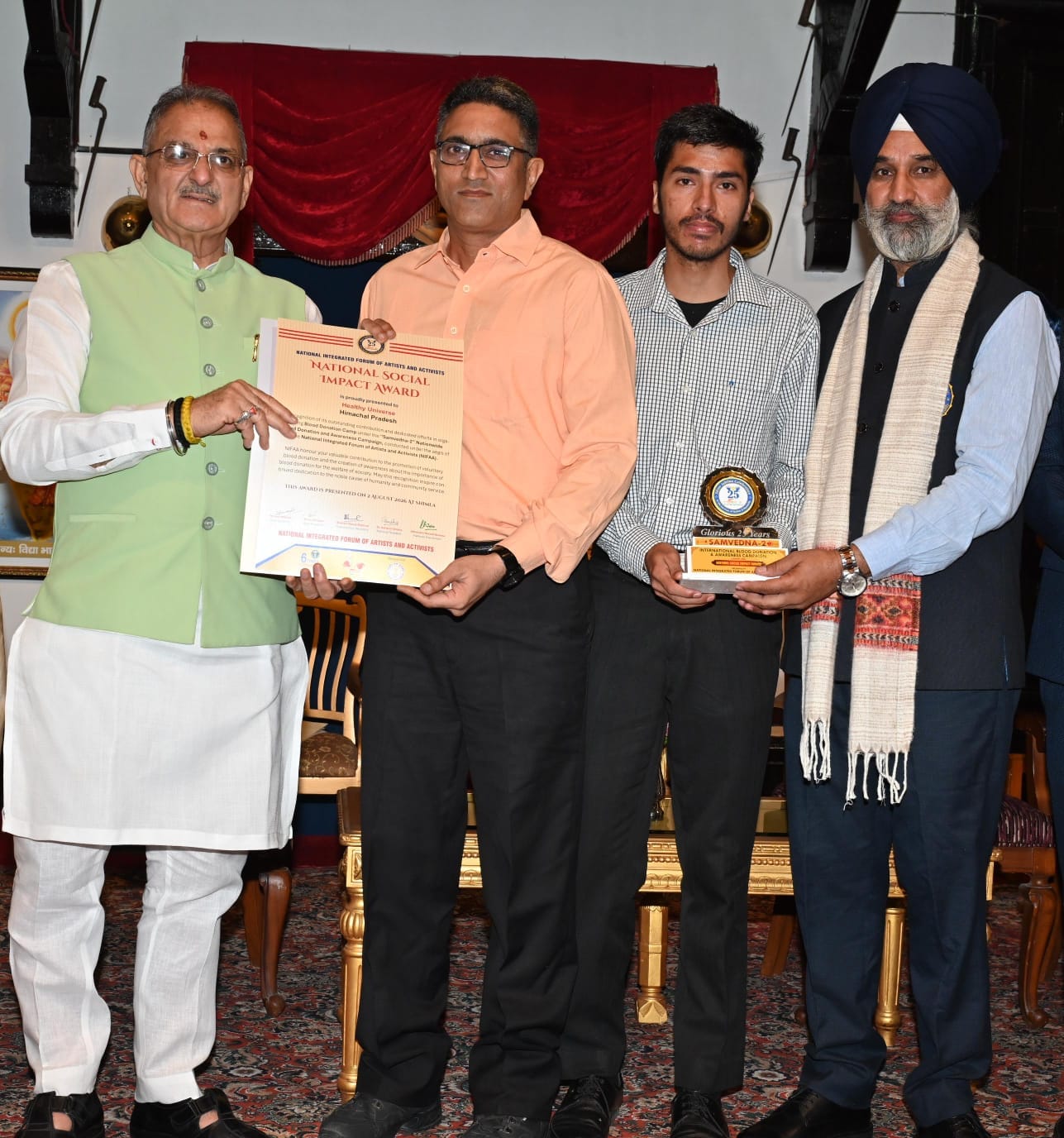 शिमला में आयोजित कार्यक्रम में स्वस्थ ब्रह्मांड ग्रुप के सदस्यों को सम्मानित करते राज्यपाल। स्र