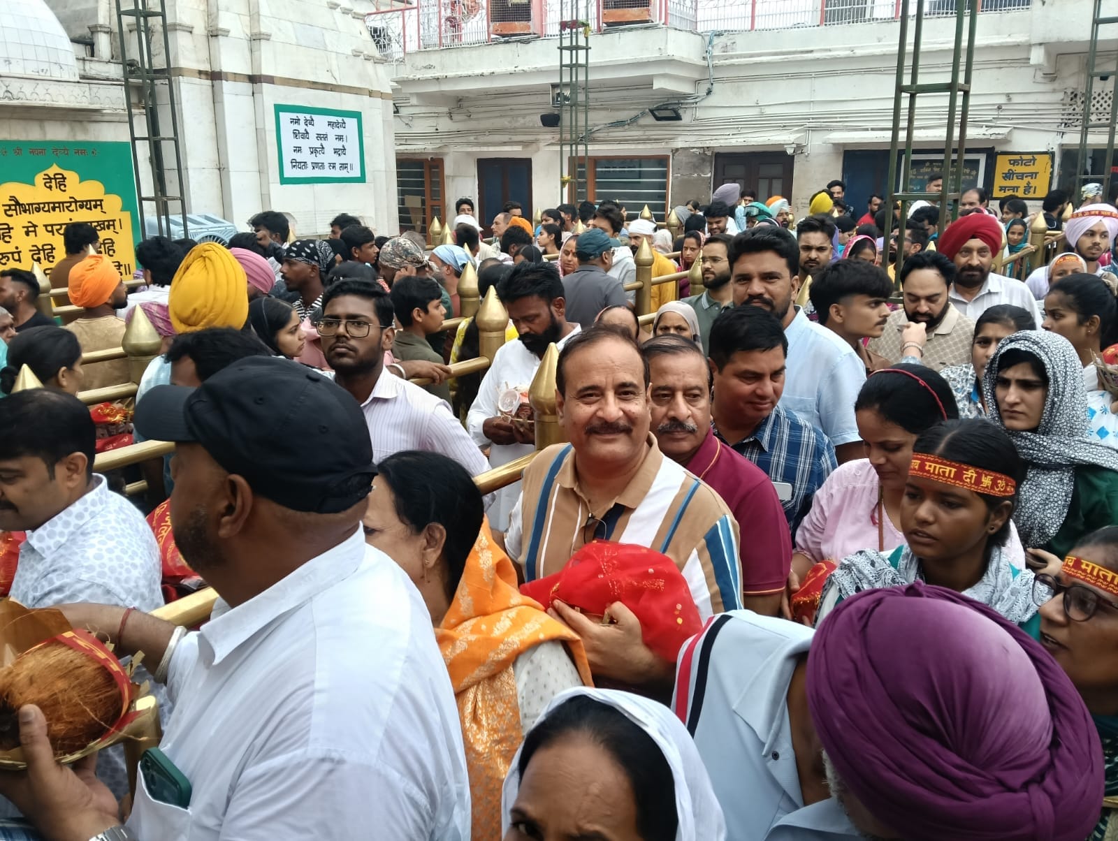 श्री नयना देवी जी में दर्शन के लिए पहुंचे श्रद्धालु। संवाद