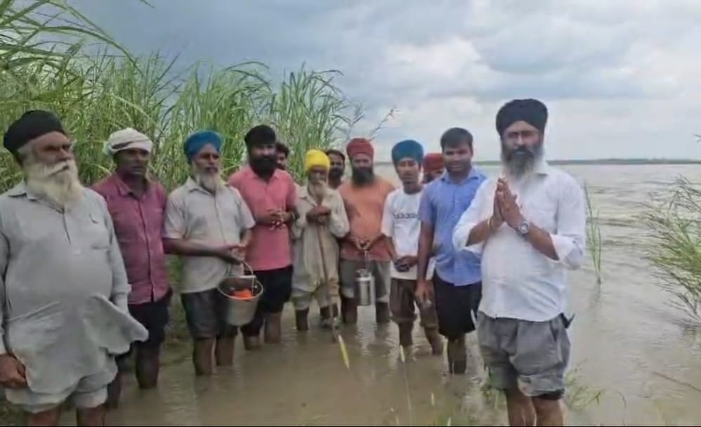 शारदा नदी किनारे खेतों में खड़े होकर अरदास करते किसान- वीडियो ग्रेब