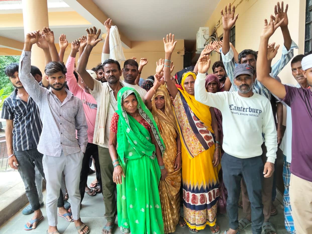 Pond water enters homes; protest at the tehsil office.