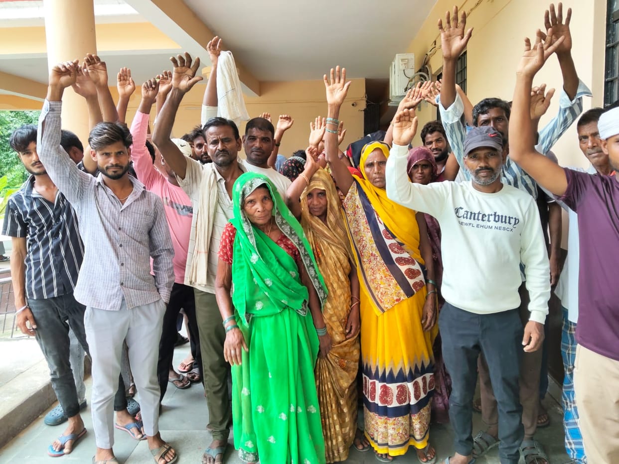Pond water enters homes; protest at the tehsil office.