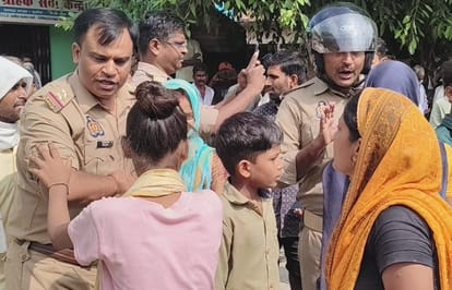 Women chased police with slippers commotion ensued on the road in Shahjahanpur