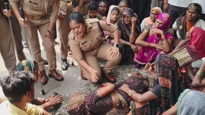 Women chased police with slippers commotion ensued on the road in Shahjahanpur