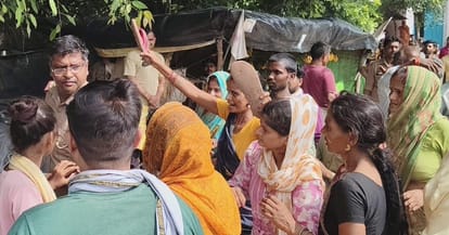 Women chased police with slippers commotion ensued on the road in Shahjahanpur