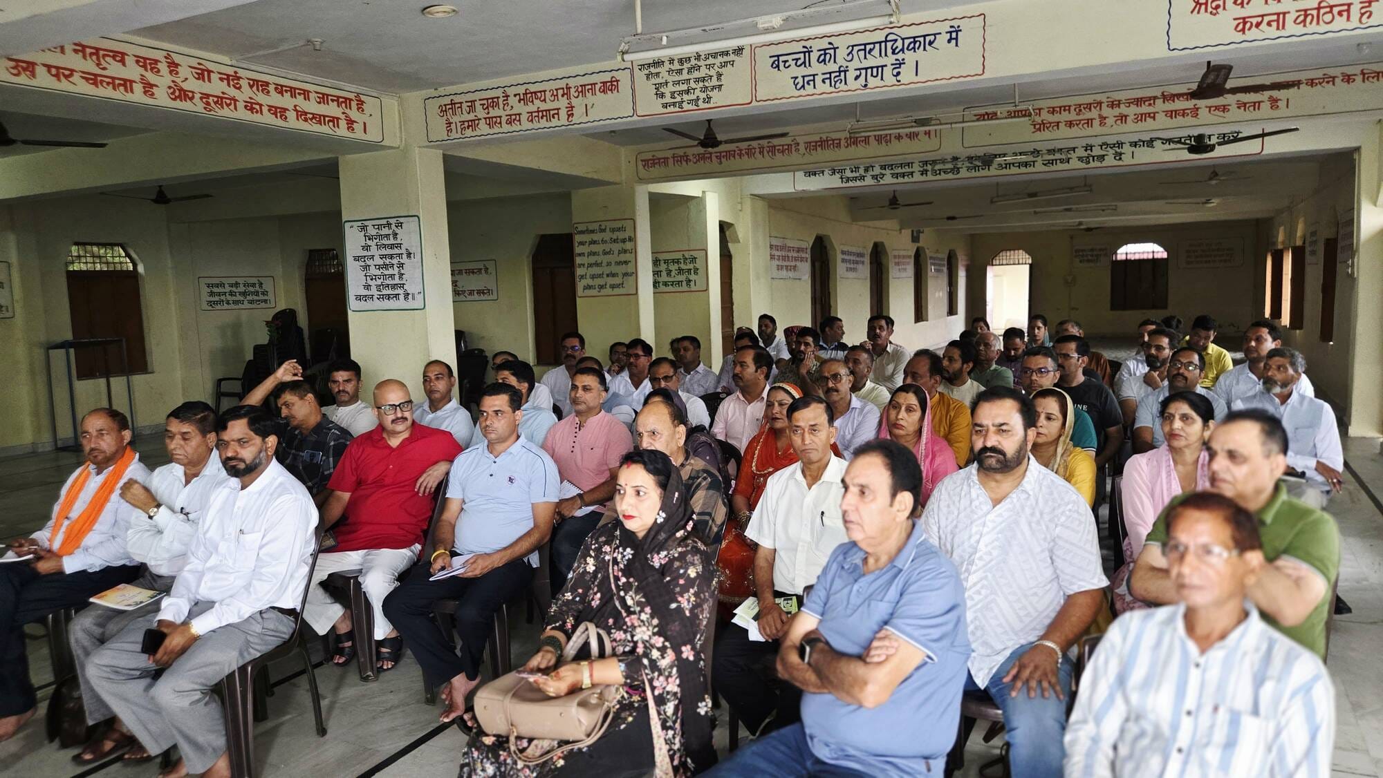 टौणी देवी में भाजपा की मासिक बैठक में उपस्थित कार्यकर्ता व अन्य। स्रोत : भाजपा।