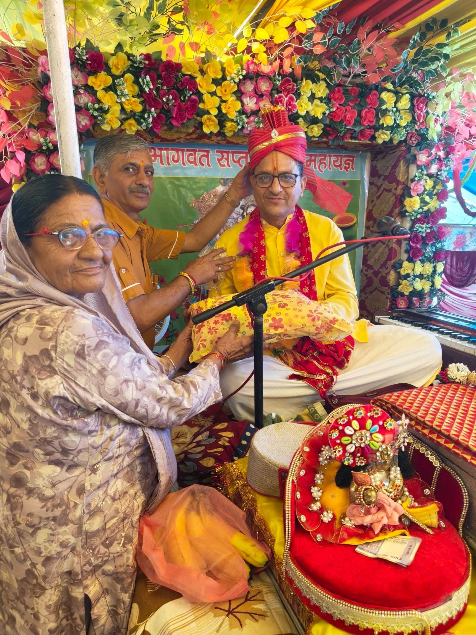 त्रिलोकीनाथ मंदिर में कथा वाचन करते आचार्य। संवाद