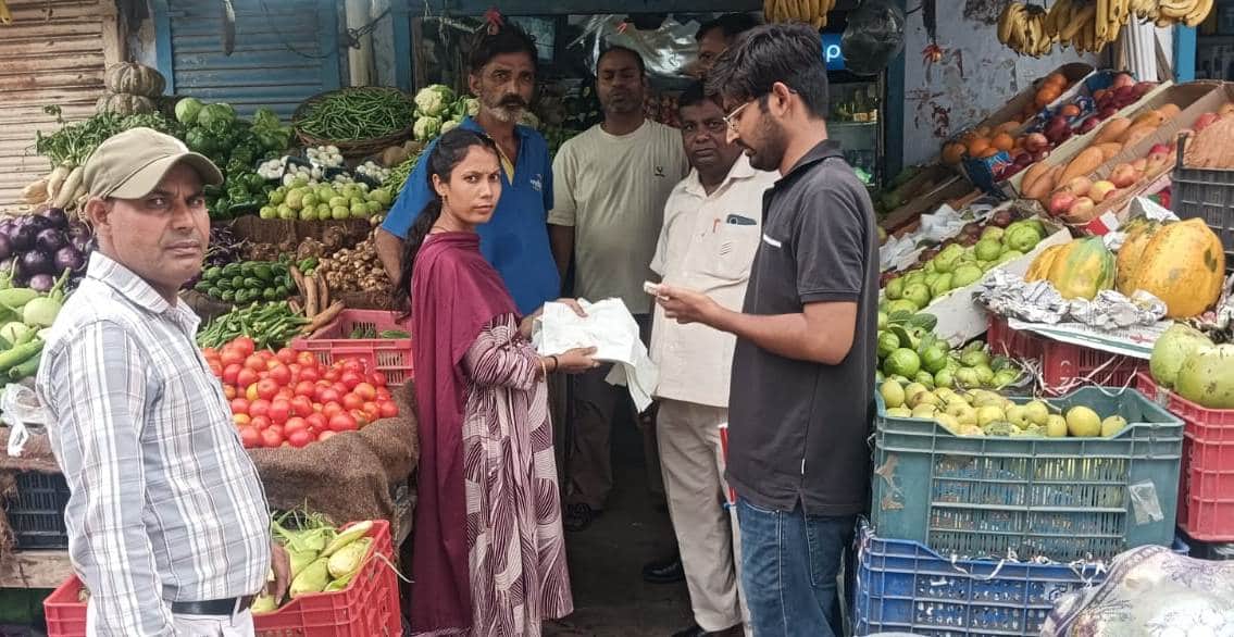 .दुकानों पर जांच करते हुए नपा की टीम। संवाद