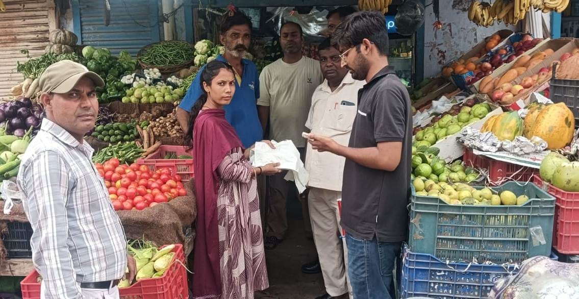 .दुकानों पर जांच करते हुए नपा की टीम। संवाद