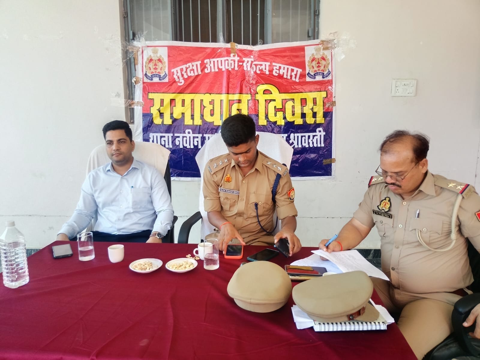 थाना समाधान दिवस के दौरान नवीन मॉडर्न थाने में सुनवाई करते सीओ इकौना।