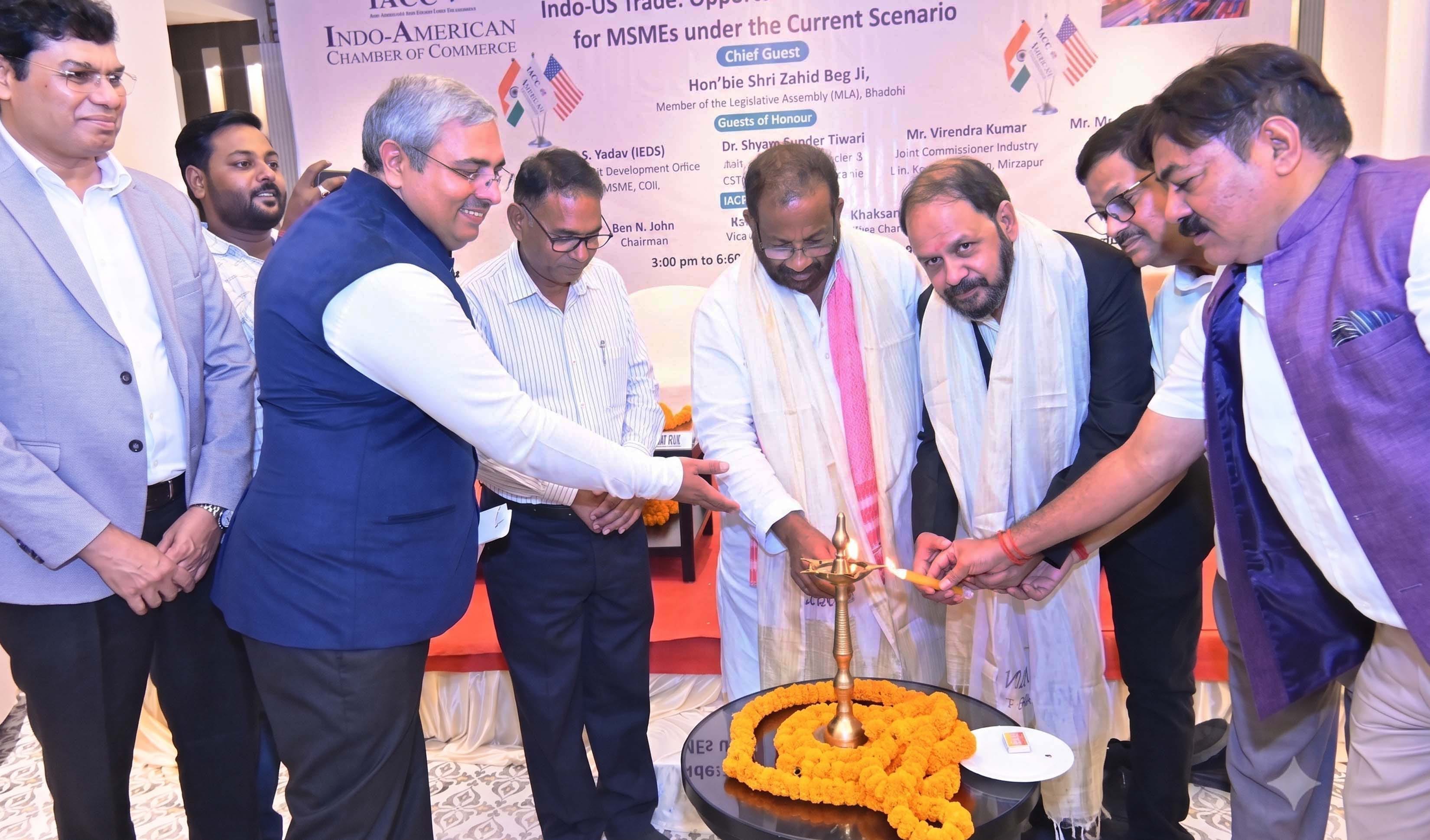 दीप प्रज्जवलित कर सेमिनार का शुभारंभ करते अतिथिगण। स्रोत- आयोजक