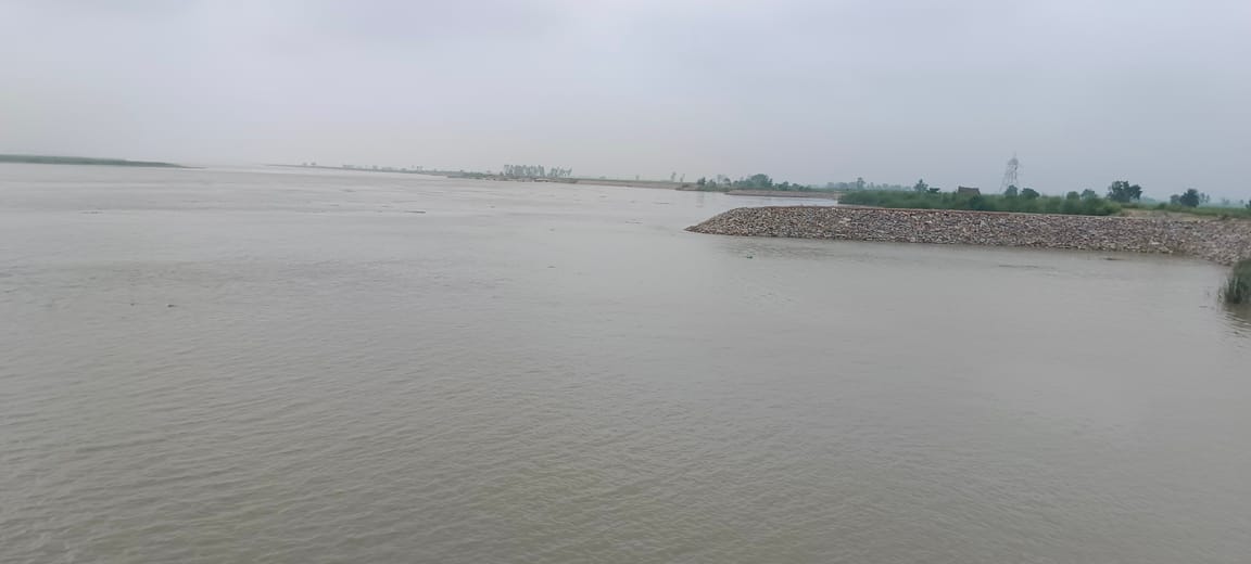 Water level in the Ganga recedes; villagers' concerns ease.