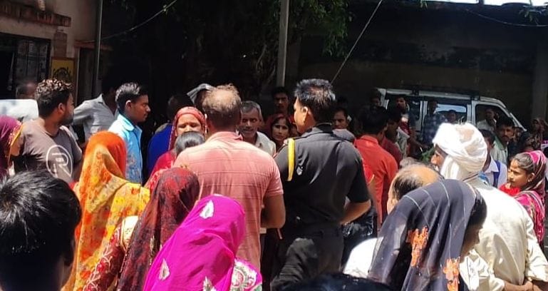 दातागंज सीएचसी में  दो महिलाओं में मारपीट के दौरान जमा भीड़। संवाद