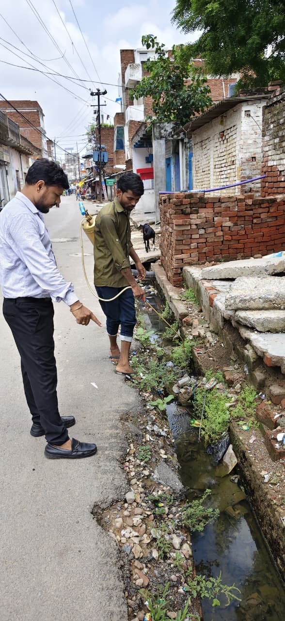 उमरपुर में मलेरिया की जांच करते मलेरिया विभाग के लोग। संवाद