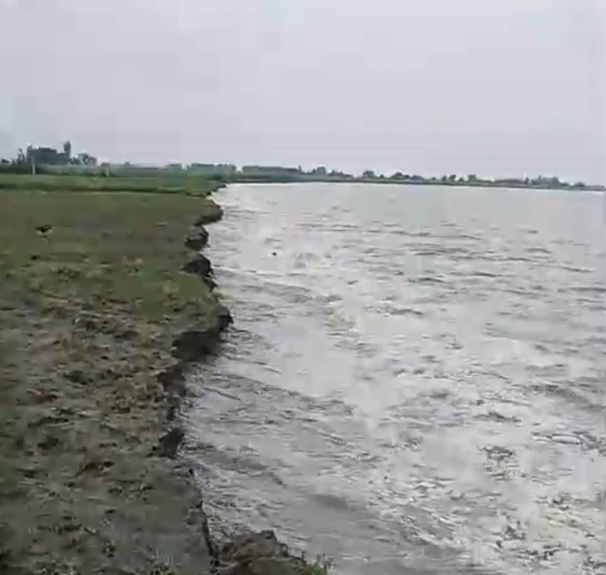 Fluctuating Ganga water levels spark panic in riverside villages.