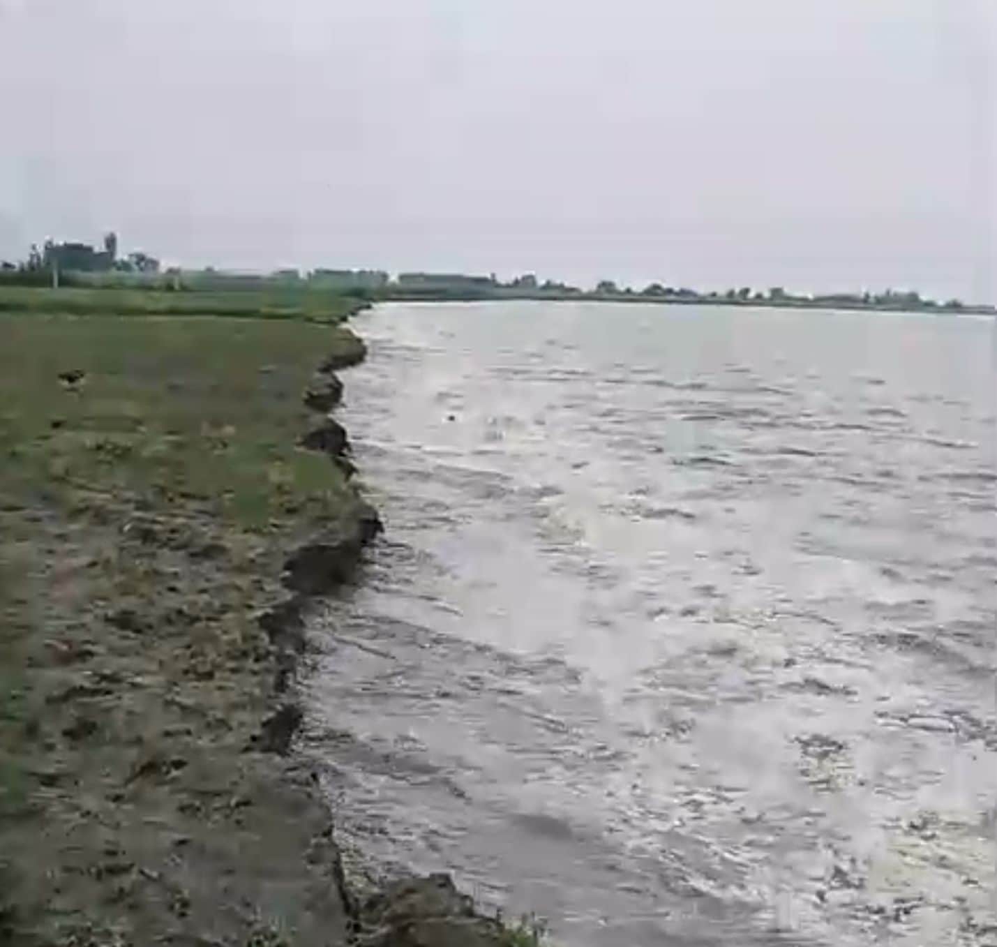 उसहैत गंगा का जल स्तर कम होने पर अपने फाट में बह रही गंगा। संवाद