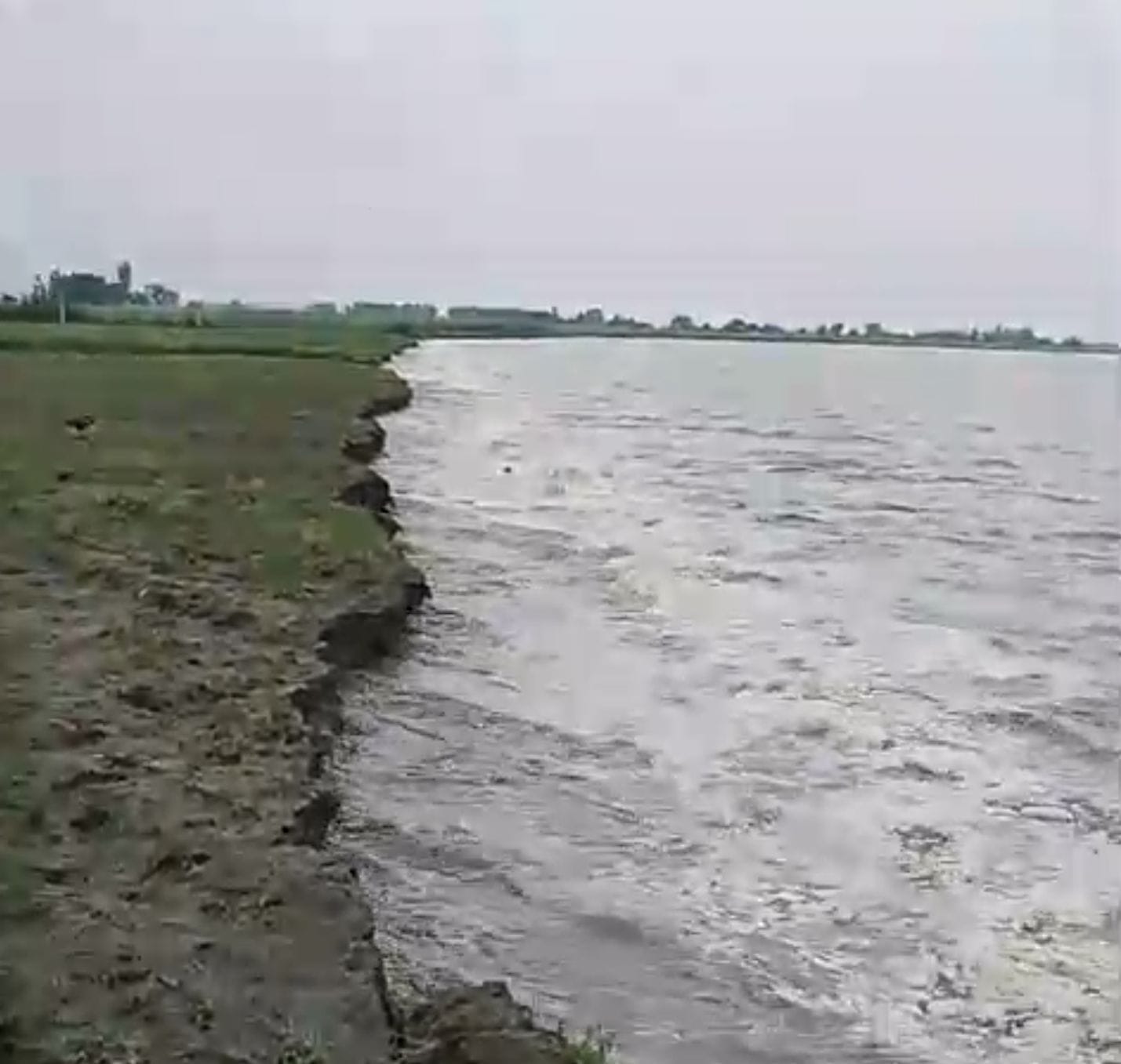 उसहैत गंगा का जल स्तर कम होने पर अपने फाट में बह रही गंगा। संवाद