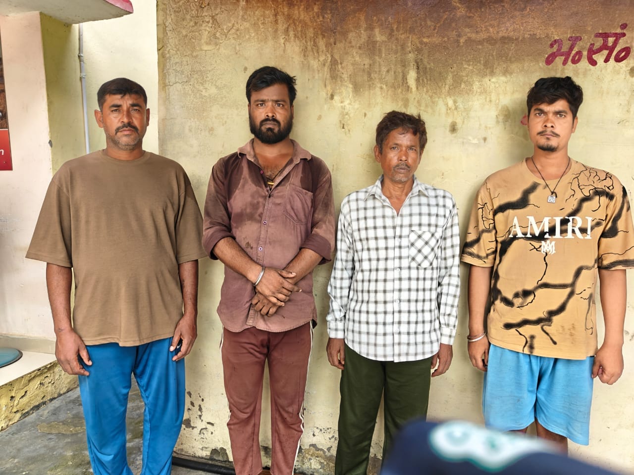 वन्यजीवों के शिकार की तैयारी के आरोप में पकड़े गए युवक। स्रोत- वन विभाग