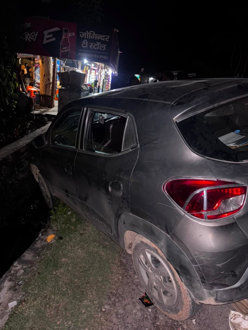 Drunk official's car plunges into a drain; commotion on the road for 20 minutes.