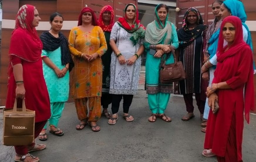 08जेएनडी04: ढांडा खेड़ी गांव में किशोरियों के टीकाकरण को लेकर महिलाओं को जागरूक करते हुए स्वास्