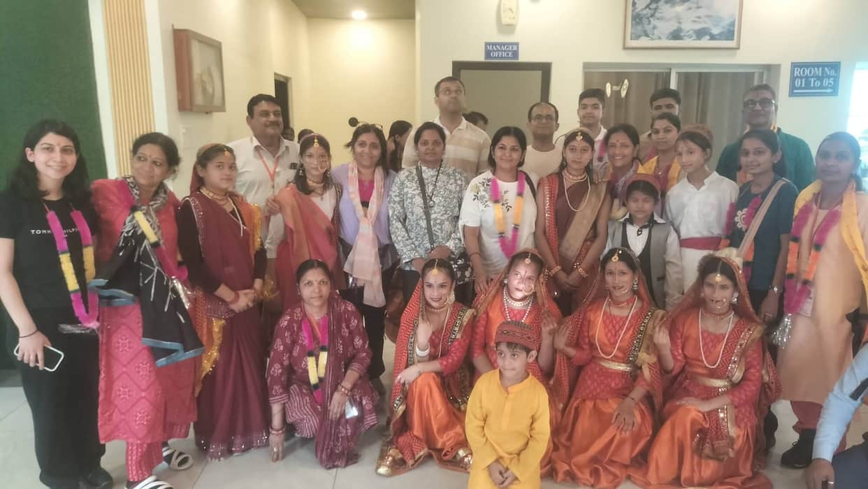 44 pilgrims of the 10th batch of the Kailash Mansarovar Yatra welcomed in Tanakpur with the application of *tilak*; immersed in devotion