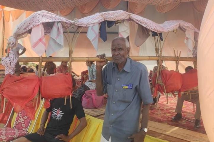 21वीं कांवड़ लेकर गुजरते 90 वर्षीय लखपति सिंह। संवाद