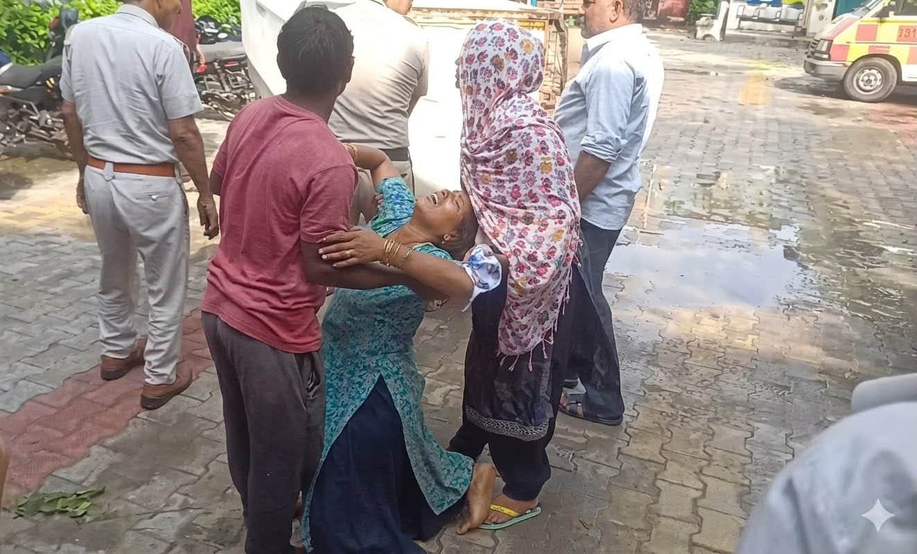50-बच्चे की मौत के बाद नागरिक अस्पताल में विलाप करती मां नगीना को संभालता पति उमा । संवाद