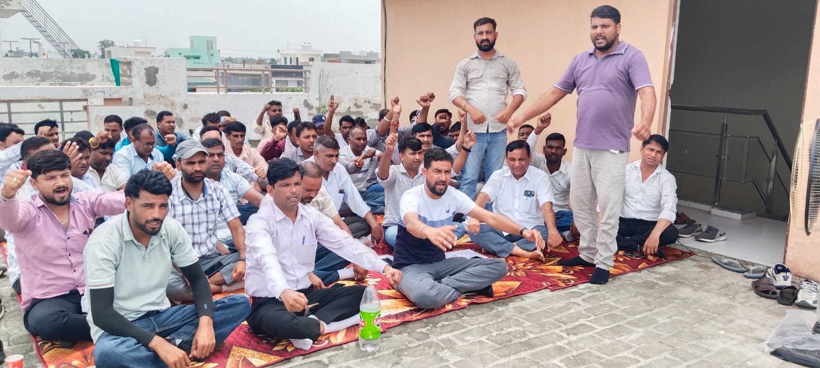 अंबाला छावनी के बब्याल सबडिवजीन पर प्रदर्शन करते बिजली कर्मचारी। संवाद