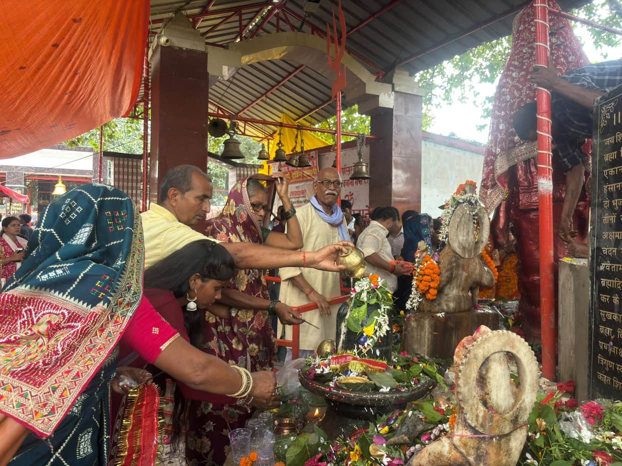 Cheers of 'Har Har Mahadev' echoed along with the water abhishekam