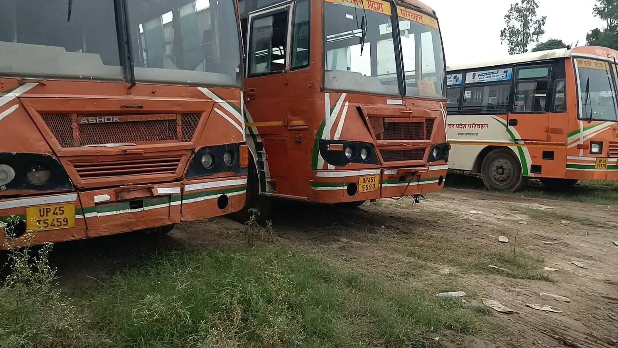 अकबरपुर रोडवेज डिपो के निबियहवा पोखरा स्थित अस्थायी बस अड्डा।-संवाद