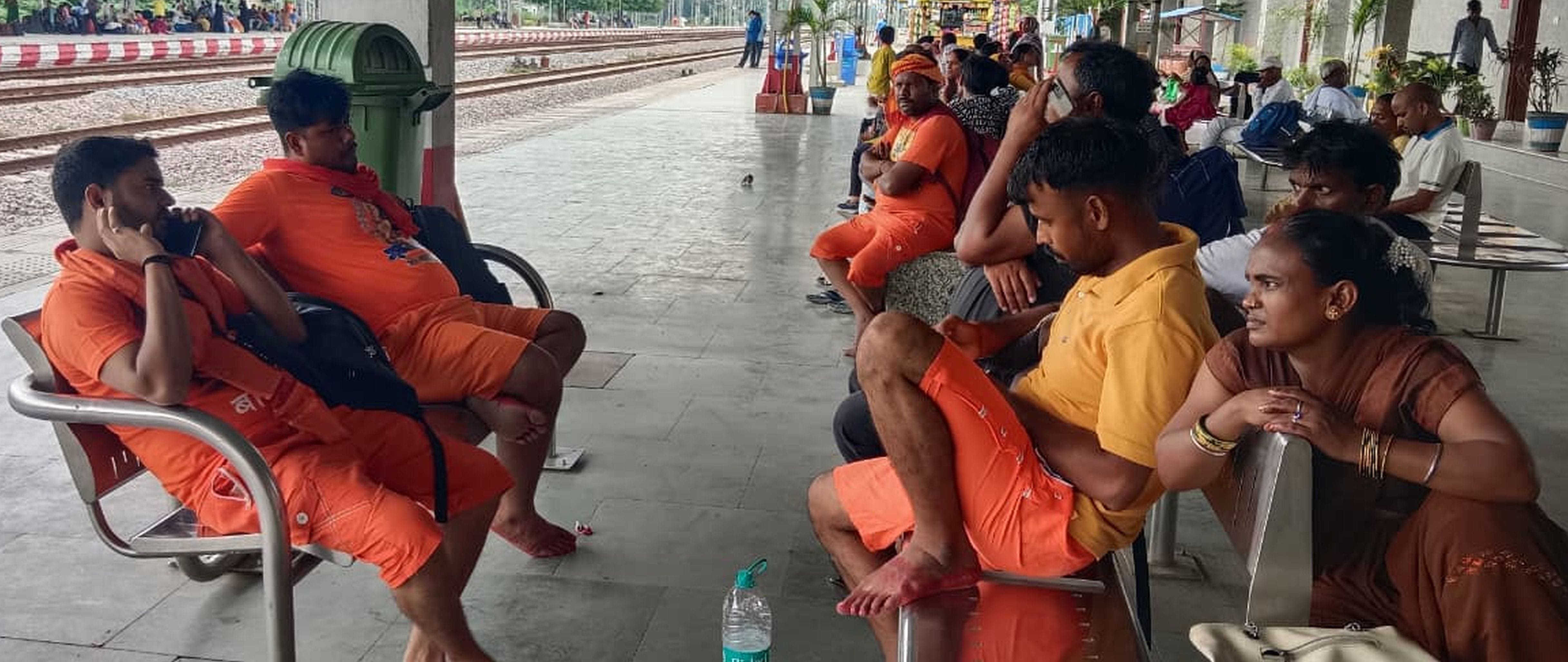 अकबरपुर रेलवे स्टेशन के प्लेटफार्म एक पर मौजूद कांवड़िया।-संवाद