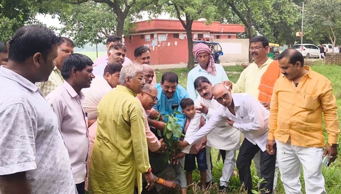 Pledged solidarity through tree plantation; appealed for the care of the saplings.