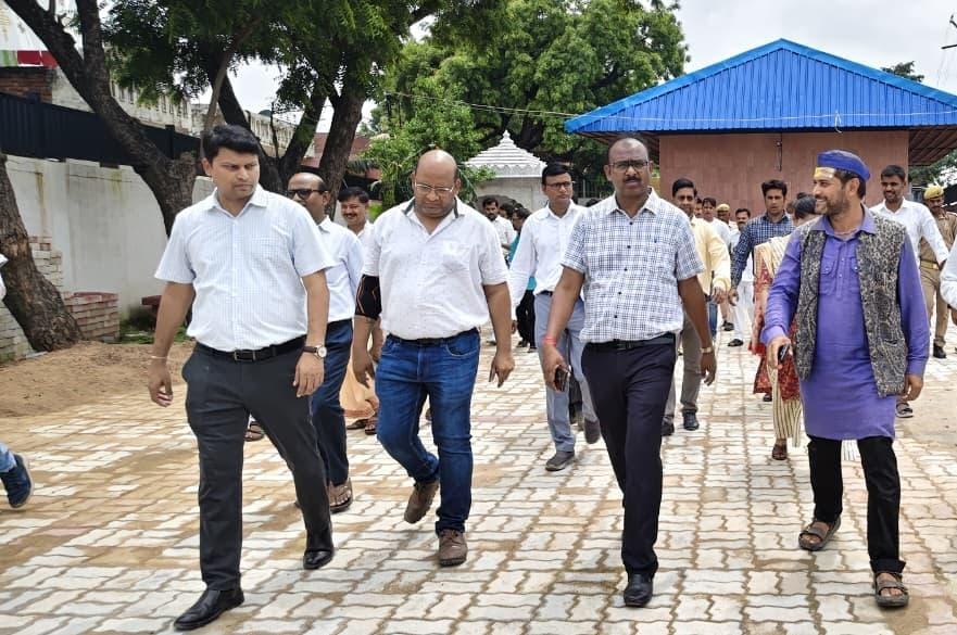Firozabad News: डीएम ने किया ग्लास म्यूजियम व नीब करौरी धाम का किया निरीक्षण