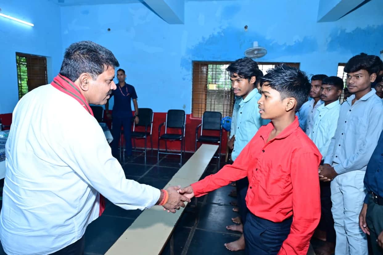 Vijay Sharma tells children in Kawardha: Set your goals and stop worrying about the results; hostels now featu