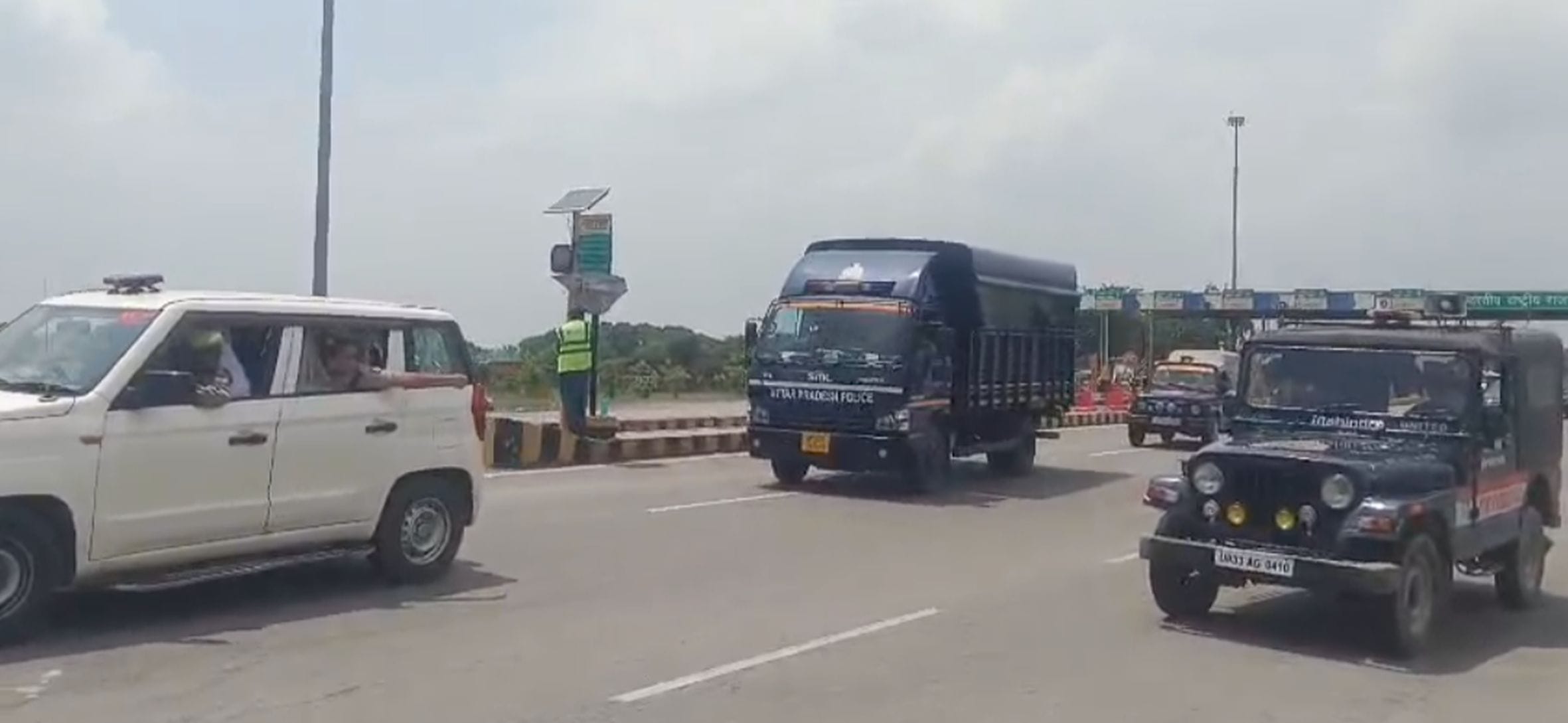 बछरावां थाना क्षेत्र में लखनऊ-प्रयागराज हाईवे पर कड़ी सुरक्षा के बीच पुलिस वाहन से ले जाए जाते 