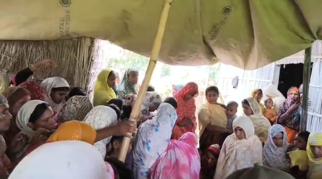रोते बिखलते परिजन