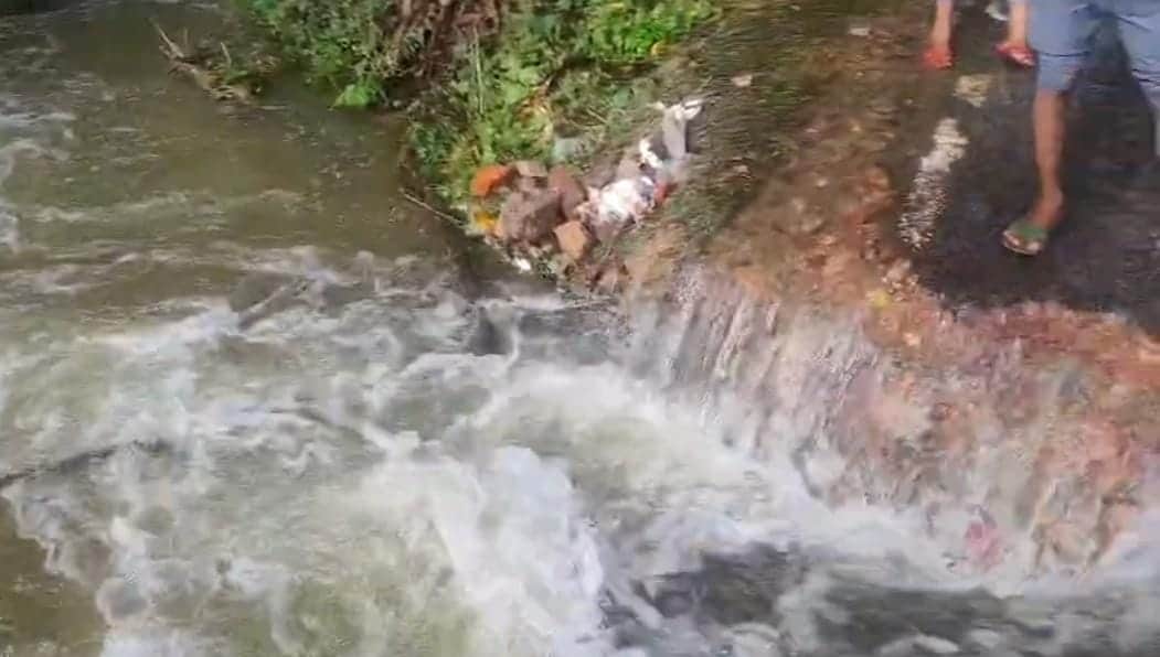 Muzaffarpur Bihar news : bagmati river is in furious spate several areas submerge and rural roads destroyed