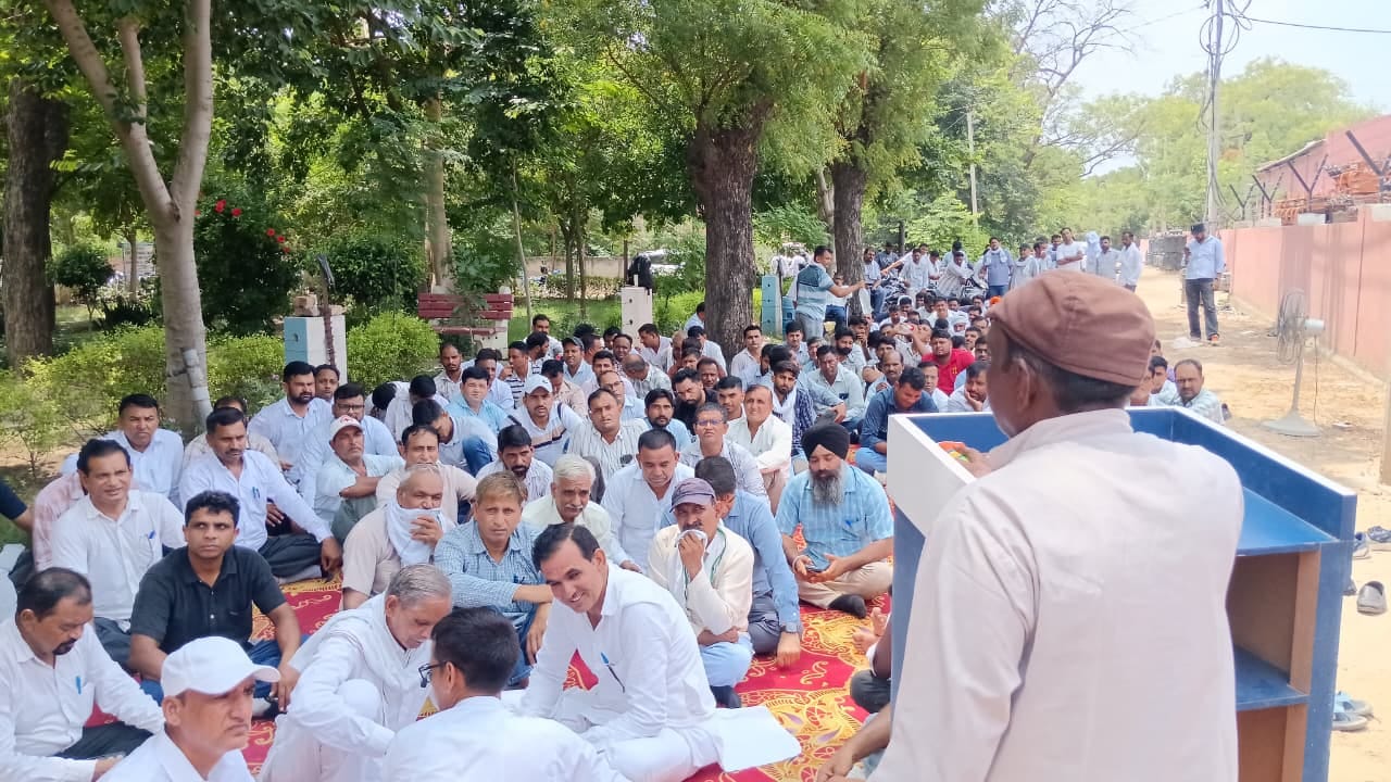 भोडियाखेड़ा के बिजली निगम कार्यालय में हड़ताल को लेकर चर्चा करते कर्मचारी। लाइब्रेरी