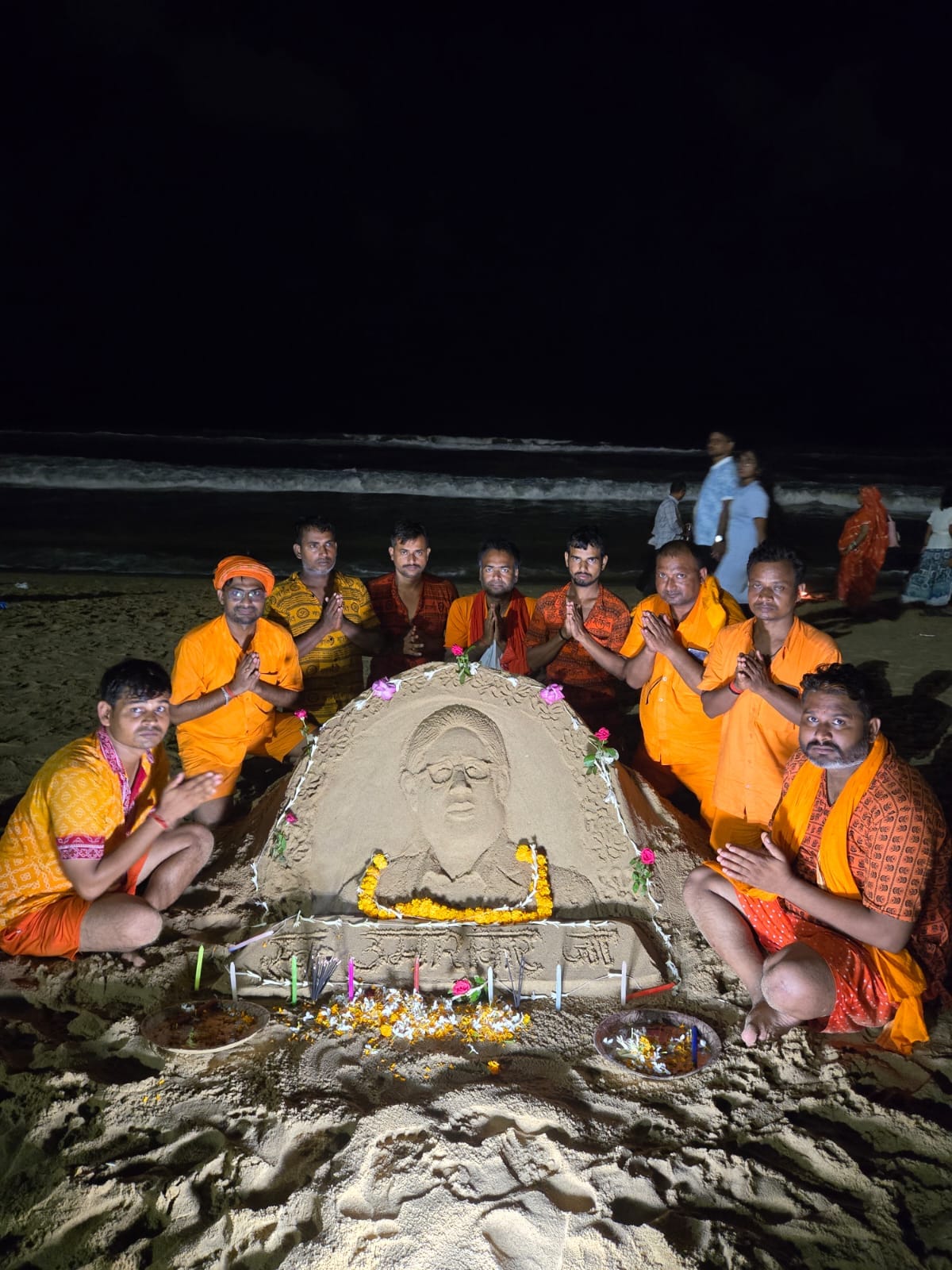 भृगु क्षेत्र कांवड़िया संघ डिहवा की ओर से जगन्नाथपुरी में कावरियों ने बालू पर स्व. उमाशंकर सिंह