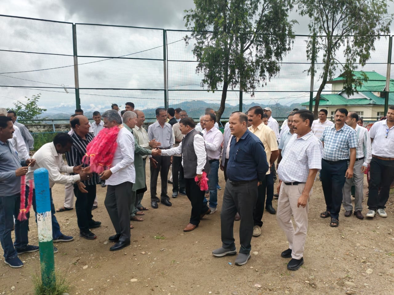 भोरंज के विधायक समीरपुर स्कूल के प्रस्तावित भूमि का निरीक्षण करते पहुंचे। स्रोत : जागरूक पाठक