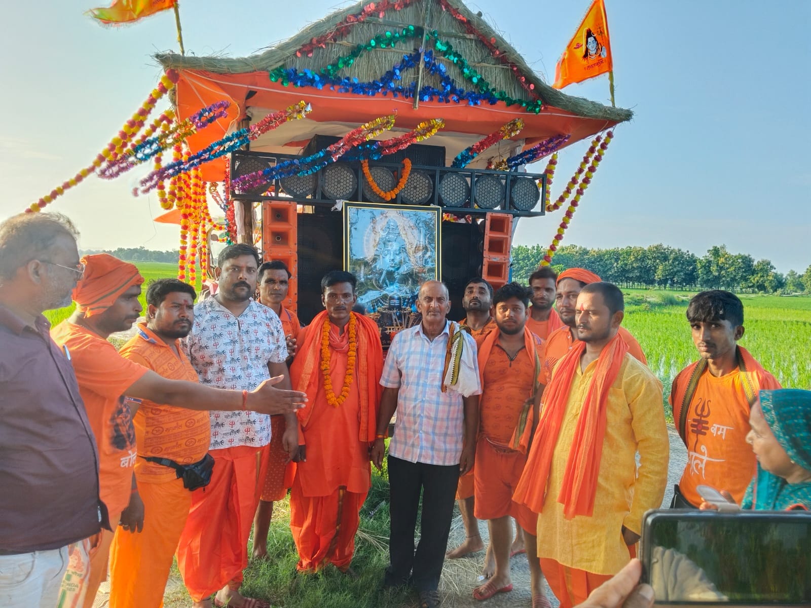 भरौली से झोपड़ी कांवरिया रथ के साथ जाते श्रद्धालु-संवाद