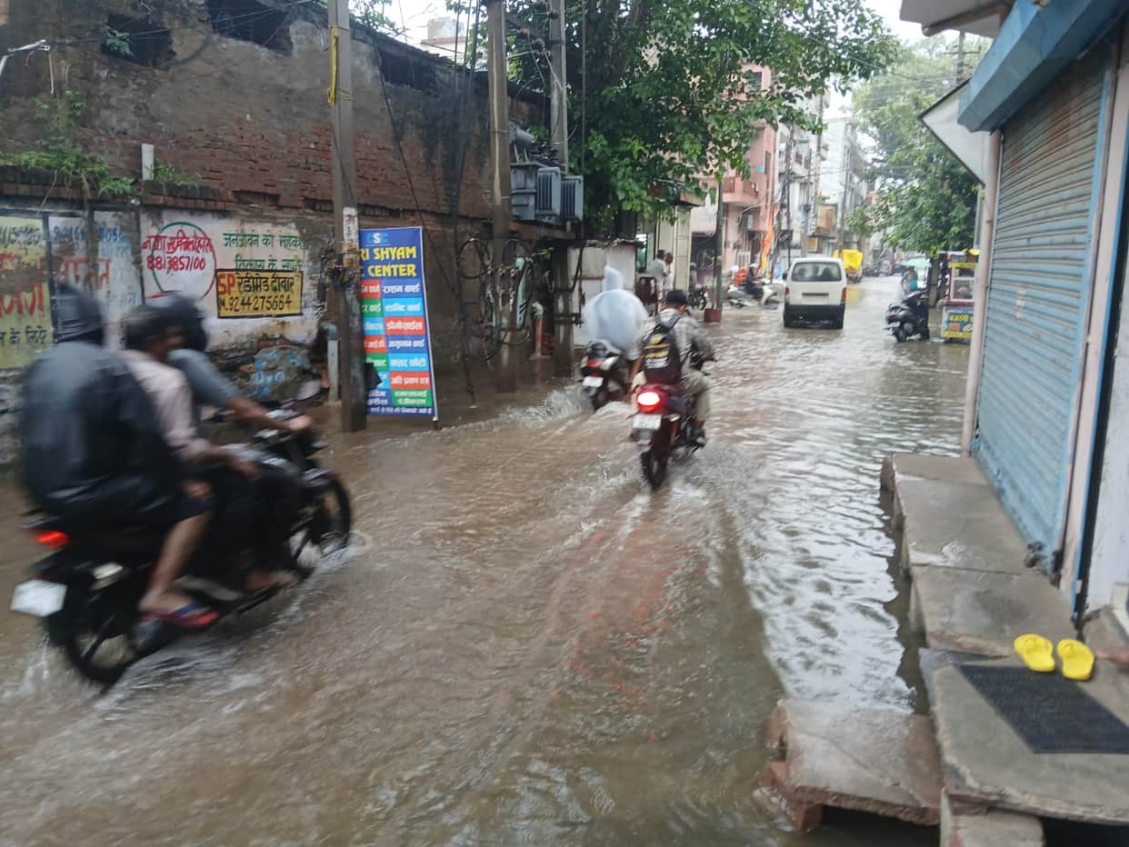 Just 82 mm of rainfall led to waterlogging on roads and in underpasses, disrupting traffic.