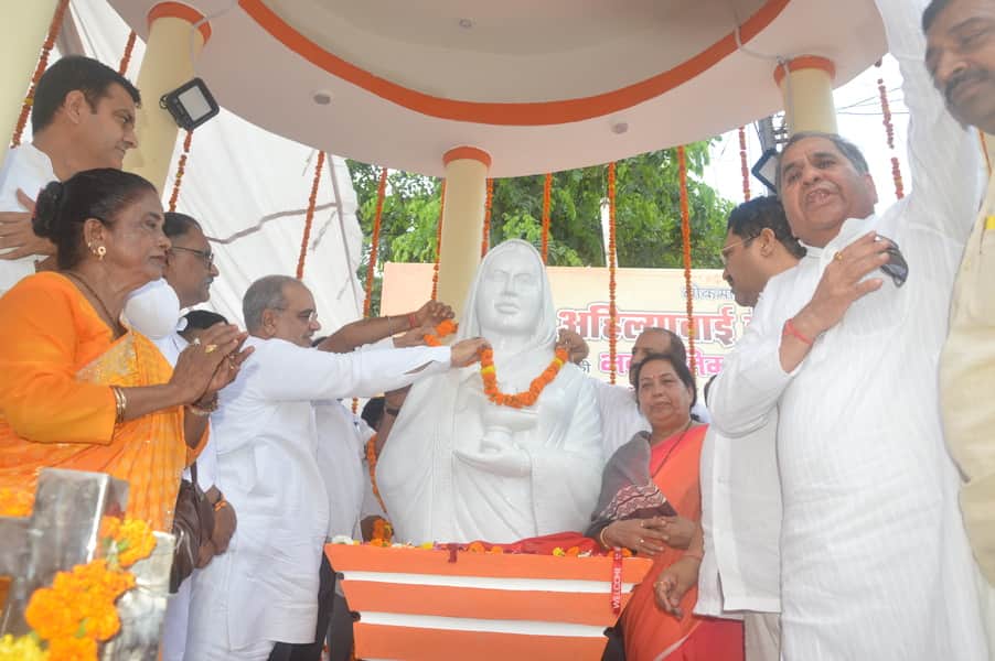 Cabinet Minister unveils Ahilyabai Holkar statue