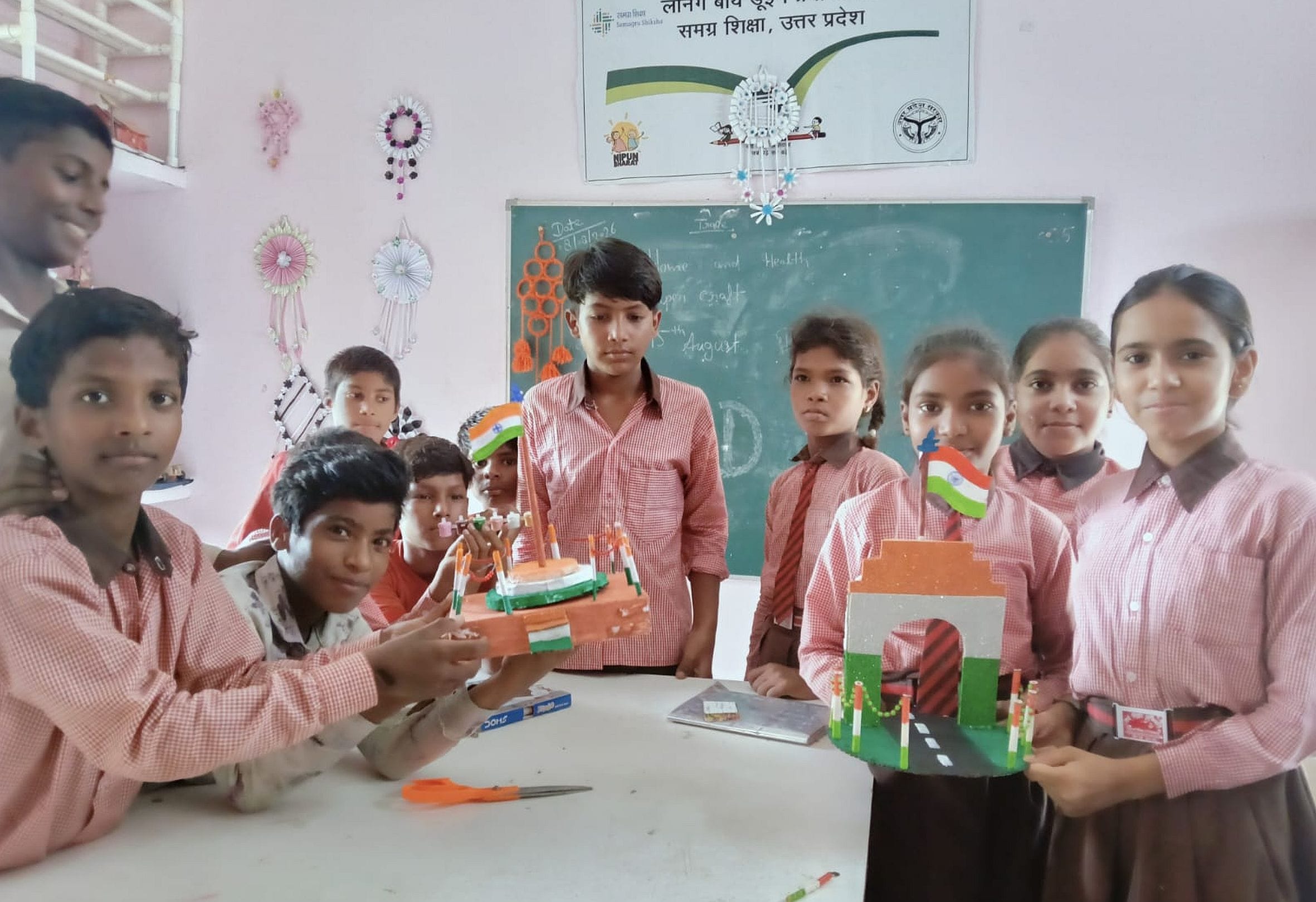 बाजारशुकुल के कंपोजिट स्कूल हुसैनपुर में तैयार मॉडल दिखाते बच्चे। स्रोत : स्कूल