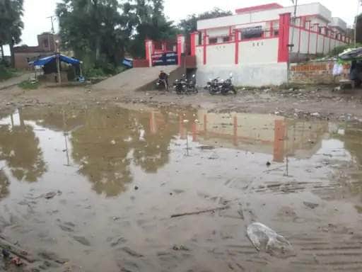 Devotees troubled by waterlogging and mud at Balua Ghat; difficulties in performing cremations as well.