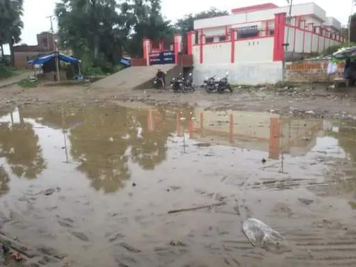Ghazipur News: बलुआ घाट पर जलभराव और कीचड़ से श्रद्धालु परेशान, शवदाह में भी दिक्कत