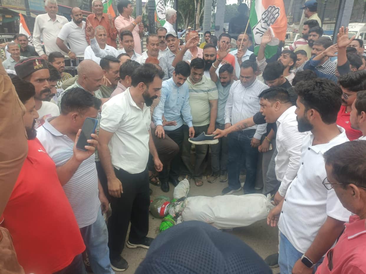 Nadaun Congress burns Sudhir's effigy at Indrapal Chowk.