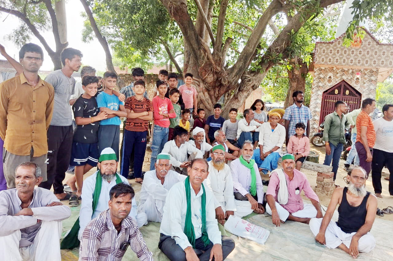 बिल्सी के गांव खैरी पानी की समस्या को लेकर धरना देते लोग। संवाद