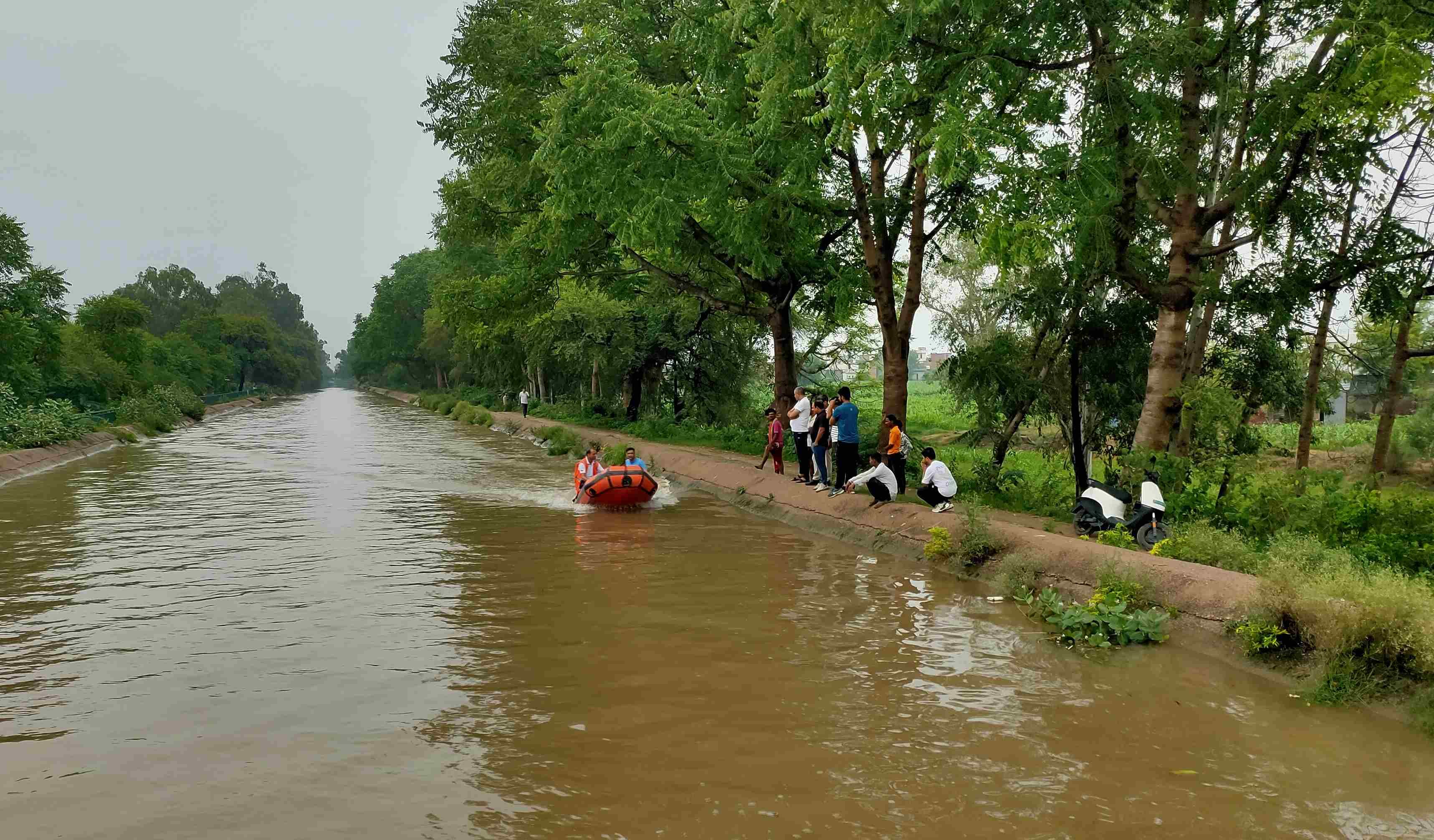 बालसमंद नहर में सर्च अभियान चलाती एसडीआरएफ की टीम।